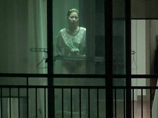 fille coréenne danse lttile et refrigerate moitié de refrigerate fenêtre nue voyeur