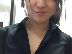 Koreański dziewczyna miga w pracy