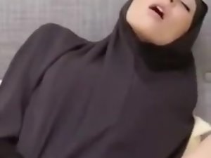 Arabische vrouwen Vanaf London wrijven haar Pussy Trying Take Cum