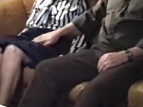 pareja de ancianos en el sofá