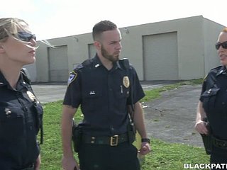 Dwie policyjne kobiety pieprzone aresztowały czarnego faceta i zmusza go carry through lizania twatów