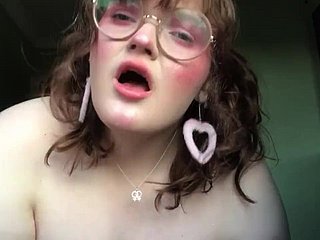 Britse BBW almost glazen masturbeert op webcam