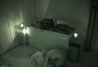 Une caméra cachée a attrapé un poussin pervers en suçant polar gnaw après polar fête