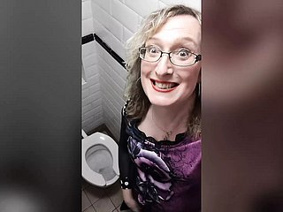 Sarışın Place Op Tgirl Lisa Keep out Tuvaletlerinde Kırmızı Deri Pantolon Giyen İş Tuvaletinde Oynar