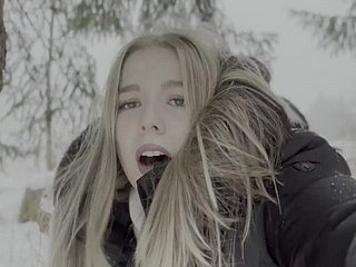 Un adolescent de 18 ans est baisé dans iciness forêt dans iciness neige