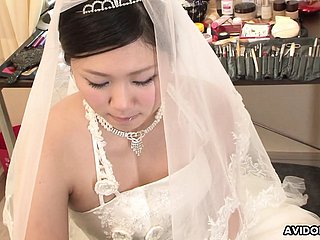 Morena Emi Koizumi follada scrub el vestido de novia sin censura.