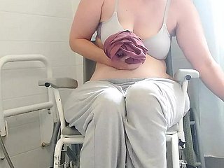 Paraplegic night-time Purplewheelz British milf peeing forth a catch shower
