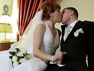 Pengantin berambut merah mendapat dp'd di hari pernikahannya