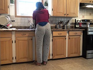 Syrische vrouw laat de 18 -jarige Duitse stiefzoon haar neuken fro de keuken