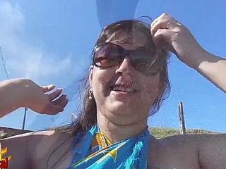 Isteri Brazil Broad in the beam Naked di Pantai Awam