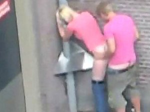 Amateurpaar fickte in der Öffentlichkeit im Freien gefickt