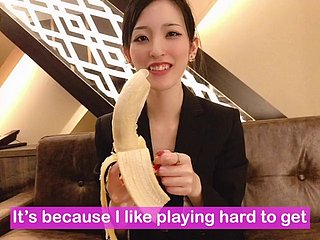 Banaan pijpbeurt om het condoom op te zetten! Japanse unskilful handjob