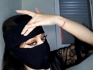 Arab MILF teases me chiefly webcam