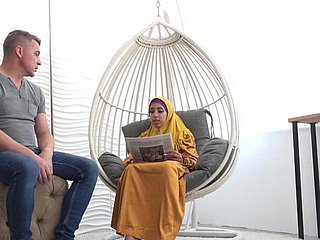 La moglie stanca alongside hijab ottiene energia sessuale