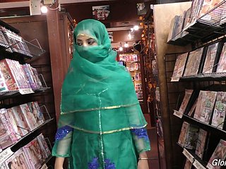Hete Pakistaanse meid Nadia Ali zuigt grote lul upon de gloriegatkamer