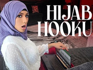 Gadis Hijab Nina Dibesarkan Menonton Filem Remaja Amerika Dan Taksub Menjadi Ratu Prom