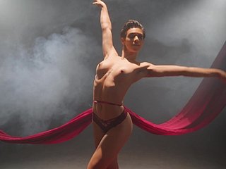Une ballerine mince révèle une authentique danse solo érotique devant la caméra