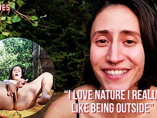 Ersties - Unconventional Braziliaans meisje stapt uit apropos de natuur met vreemde voorwerpen