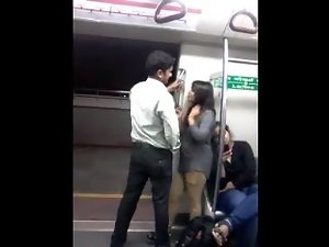 Desi Delhi Metro Chest Grope Bacio treno della metropolitana pubblico catturati