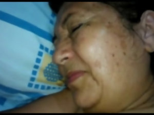 mamie colombienne donne le trou du cul, mais ne peut pas prendre le martèlement
