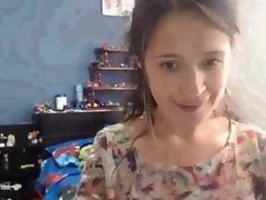 Cô gái chơi với mẹ trên webcam