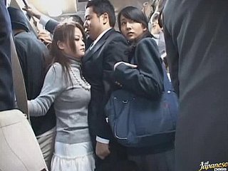 Nghịch ngợm Châu Á Schoolgirl Đưa ra một Blowjob Near Rub-down the đông đúc xe buýt