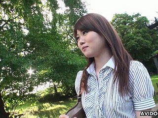 Привлекательная японская девушка Кадзуми Saijo определенно любит, когда она трахается собачьи