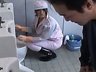 Publicsex Asian Cleaner Lady Sucks Coc